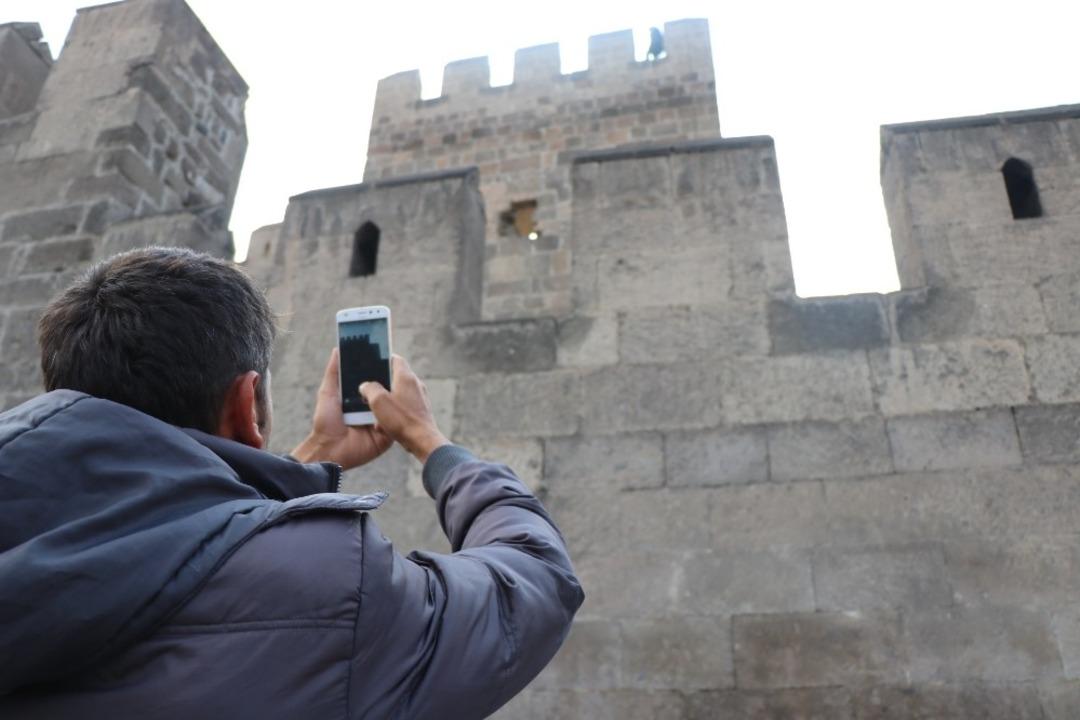 Tarihi kalede intihar girişimini film gibi seyrettiler
