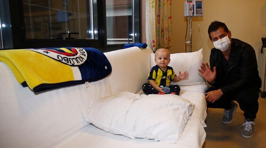 Emre Belözoğlu, kanser hastası Çınar Aydın'ı ziyaret etti