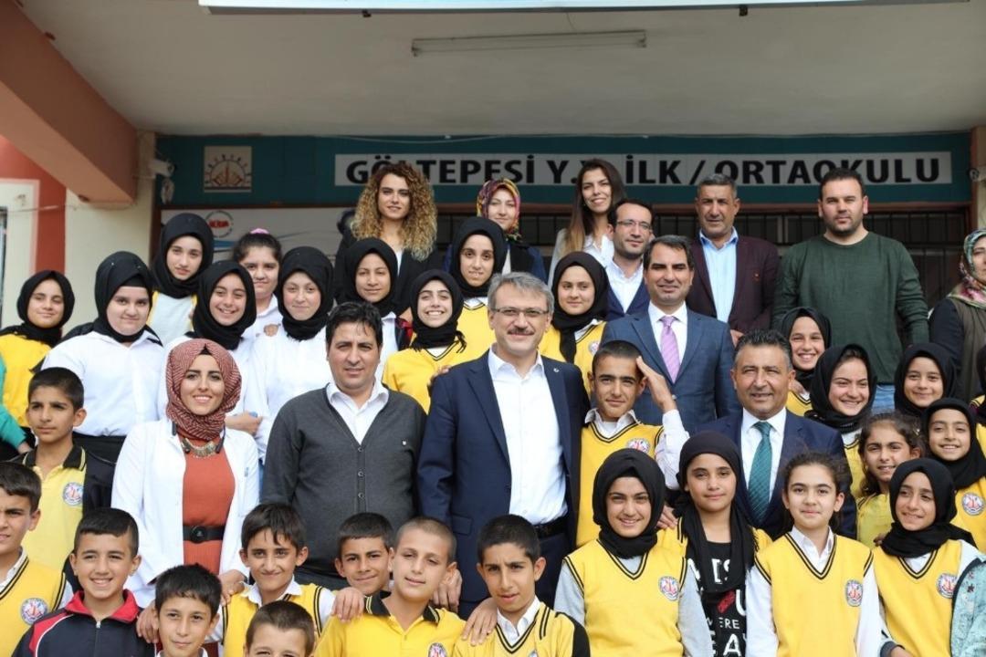 Vali Ekinci, &Ccedil;evre Beratı &ouml;d&uuml;l&uuml; alan okulu ziyaret etti