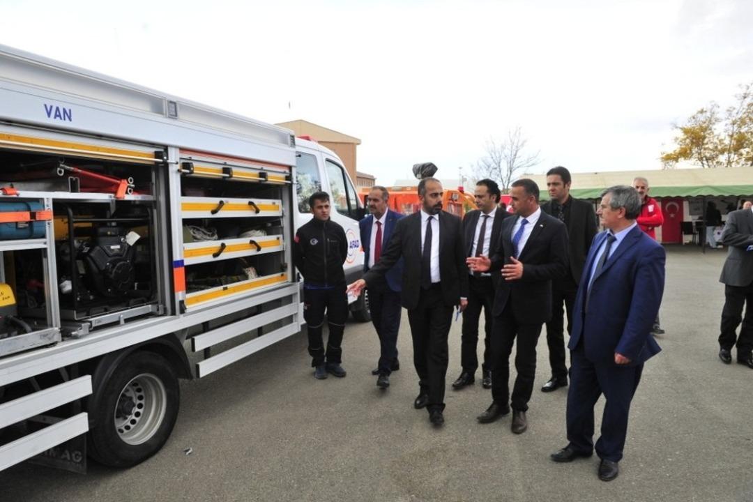 Rekt&ouml;r Şevli, deprem sim&uuml;lasyon tırını gezdi