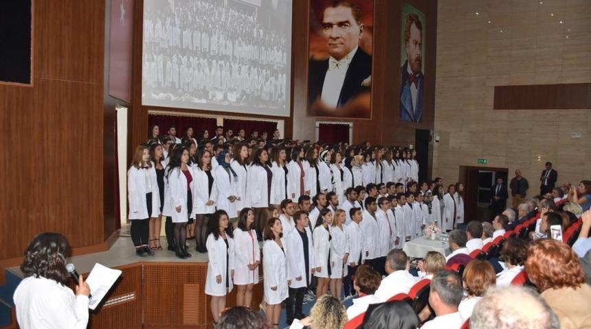 Doktor adayları beyaz &ouml;nl&uuml;klerini giydi