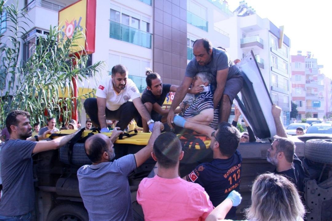 Yan yatan ticari taksideki yaralılar vatandaşlar tarafından &ccedil;ıkartıldı