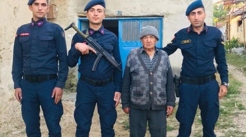 Kayıp Alzheimer hastası yaşlı adam mezarlıkta bulundu