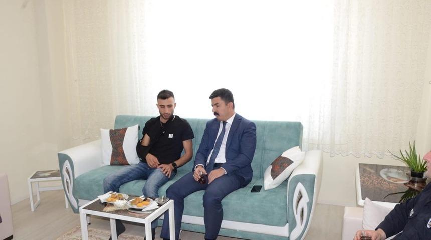 Barış Pınarı Harekatı&rsquo;nda yaralanan askere ge&ccedil;miş olsun ziyareti