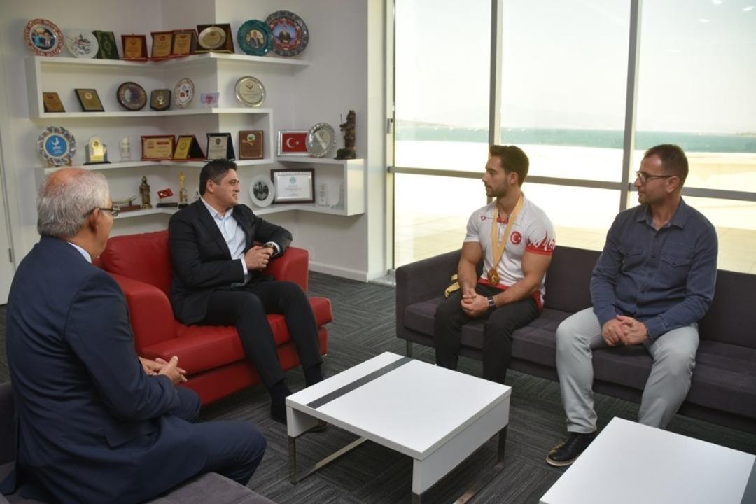 D&uuml;nya şampiyonundan Başkan Acar&rsquo;a ziyaret
