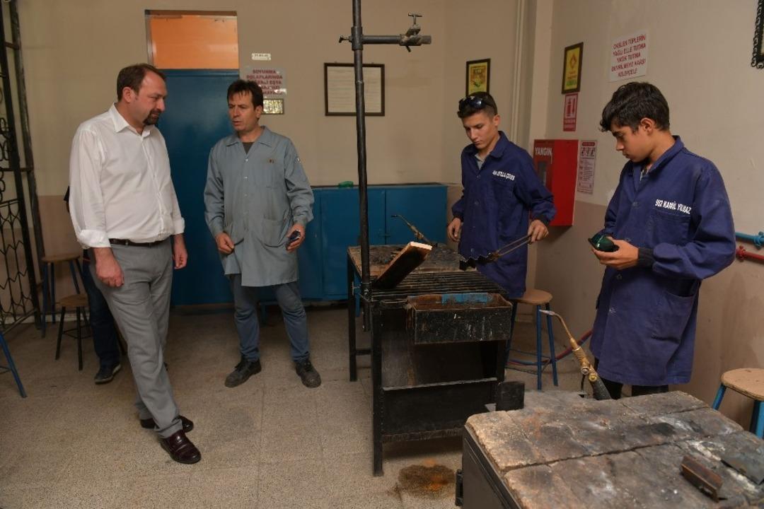 &Ccedil;iğli&rsquo;nin banklarını ve &ccedil;&ouml;p konteynerlerini &ouml;ğrenciler &uuml;retecek