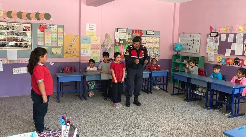 Jandarma ekipleri trafik denetim ve eğitimlerini sürdürüyor