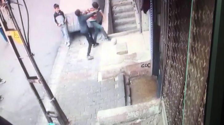 Korkunç anlar kamerada! Oyun oynadığı arkadaşını merdiven boşluğuna itti G1