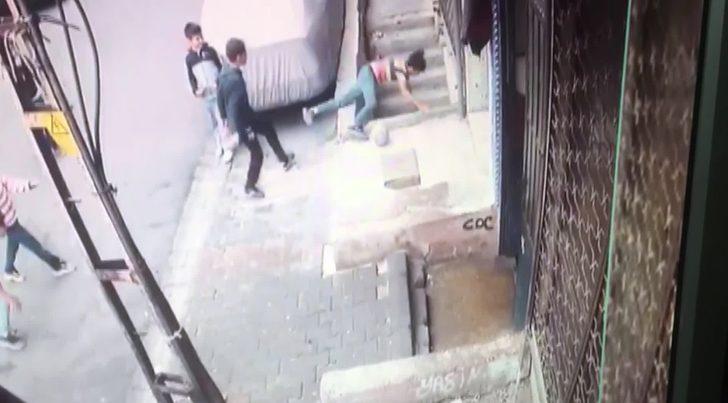 Korkunç anlar kamerada! Oyun oynadığı arkadaşını merdiven boşluğuna itti G2