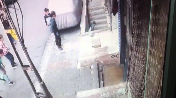 Korkunç anlar kamerada! Oyun oynadığı arkadaşını merdiven boşluğuna itti G3