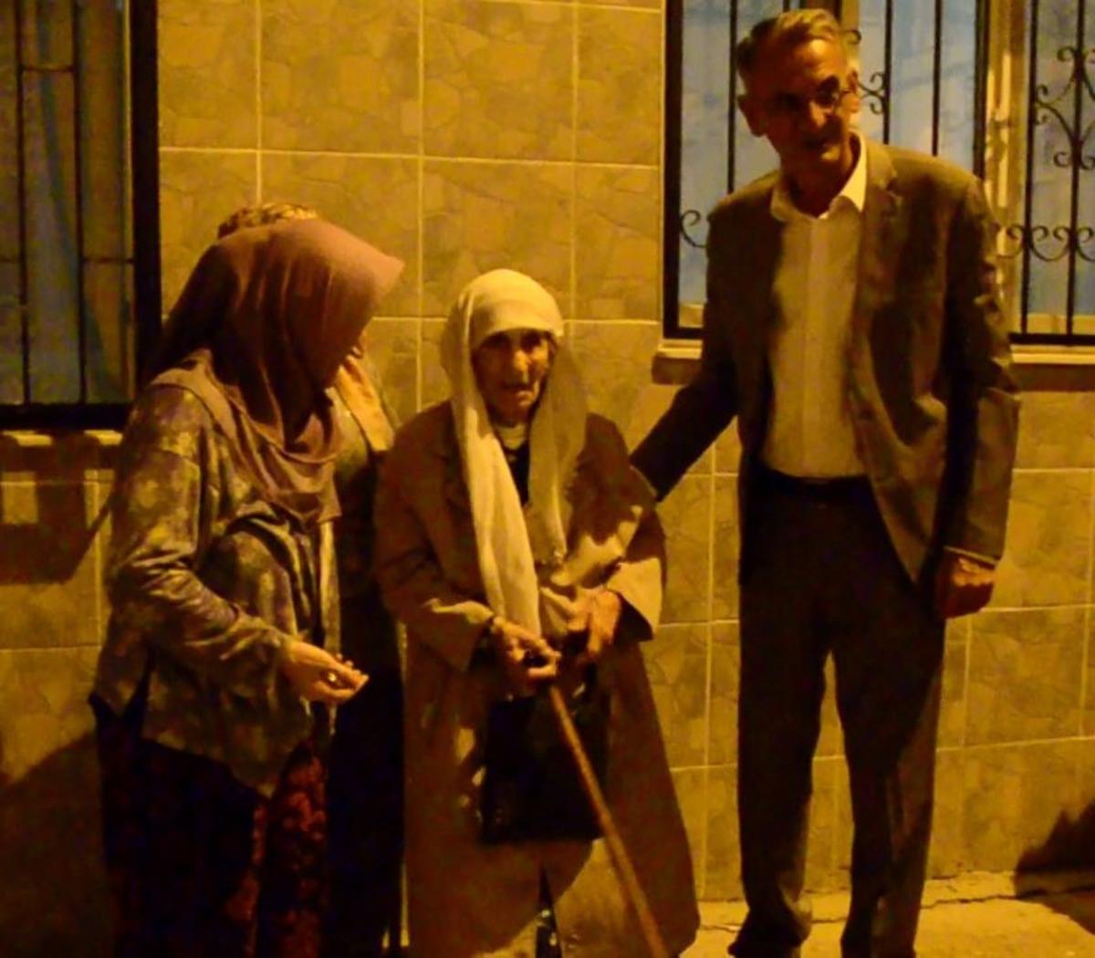 94 yaşındaki yaşlı kadını &ouml;z evlatları gece yarısı sokağa attı!