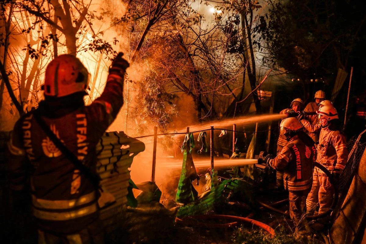 Sarıyer'de b&uuml;y&uuml;k yangın! Ekipler g&uuml;&ccedil;l&uuml;kle kontrol altına aldı!