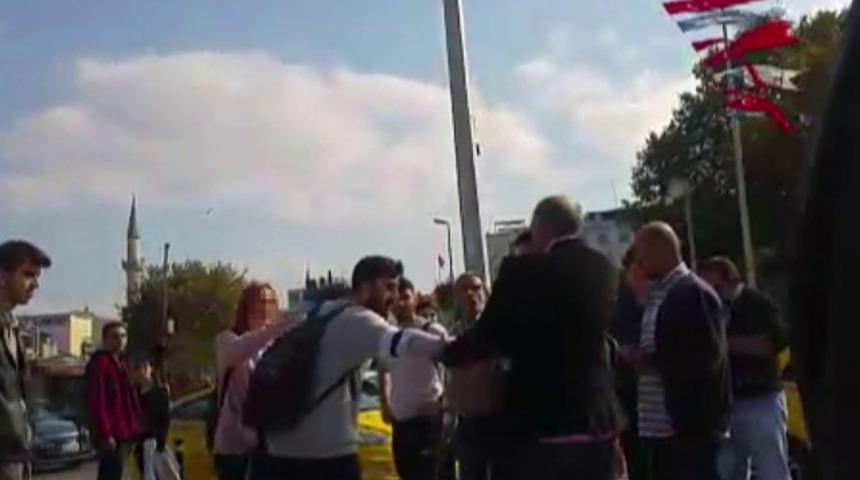 Kadıköy'de baba ile kızı arasındaki tartışmaya vatandaşlardan müdahale! 