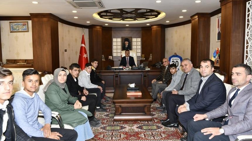 Kocaeli&rsquo;nden d&ouml;nen &ouml;ğrencilerden Vali Akbıyık&rsquo;a ziyaret