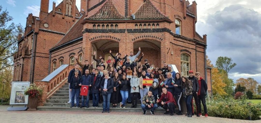 Hem teknoloji bağımlılığını araştırıyorlar hem de d&uuml;nyayı dolaşıyorlar