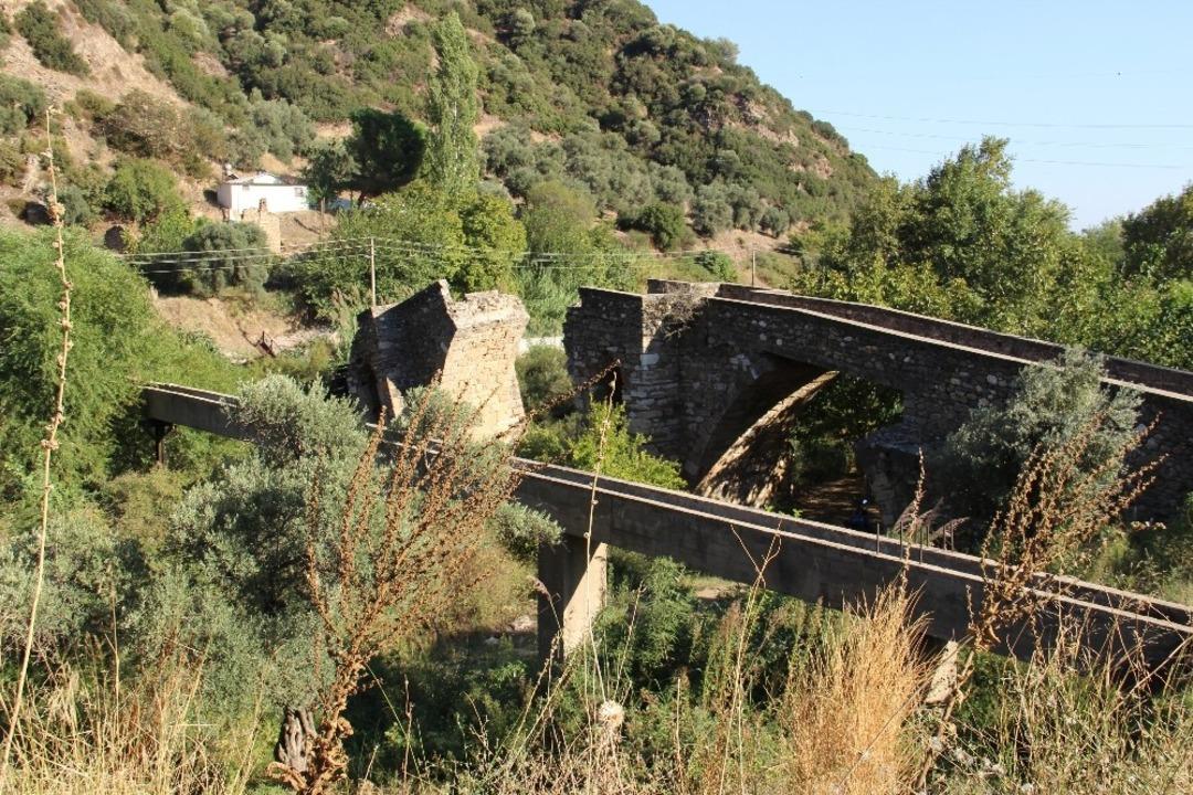 Sanat eseri tarihi k&ouml;pr&uuml; ayağa kaldırılacağı g&uuml;n&uuml; bekliyor