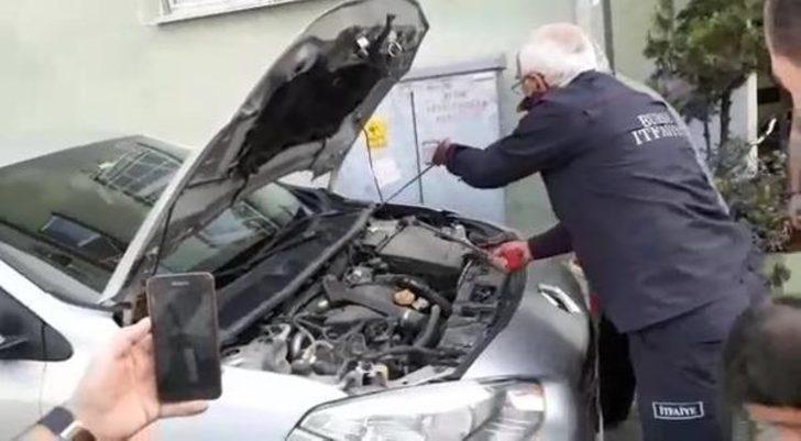 Bursa'da satın aldığı arabanın kaportasından yılan çıktı G1