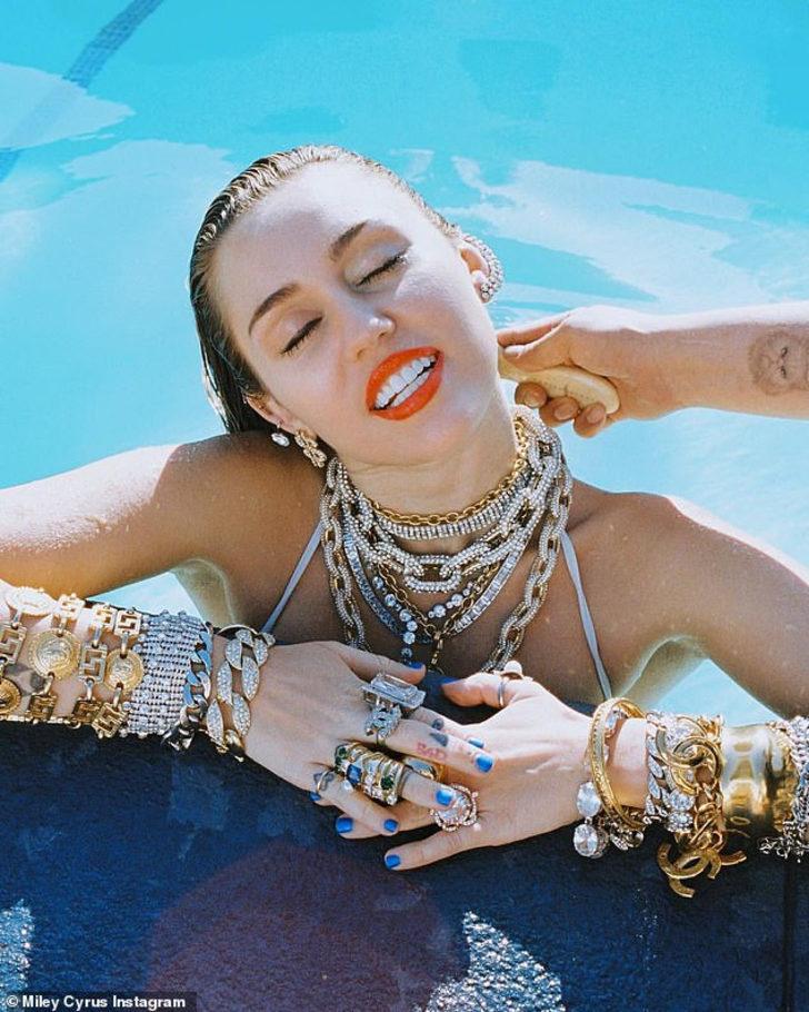 Miley Cyrus’tan sütyensiz ıslak tişört pozu! Eleştiri yağdı G1