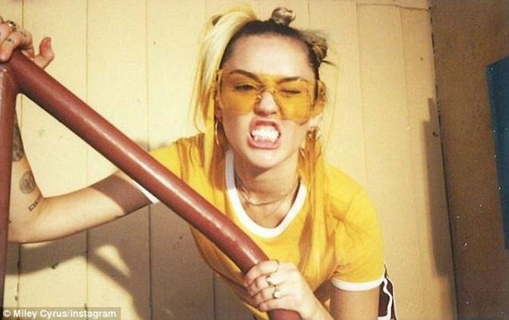 Miley Cyrus’tan sütyensiz ıslak tişört pozu! Eleştiri yağdı G3