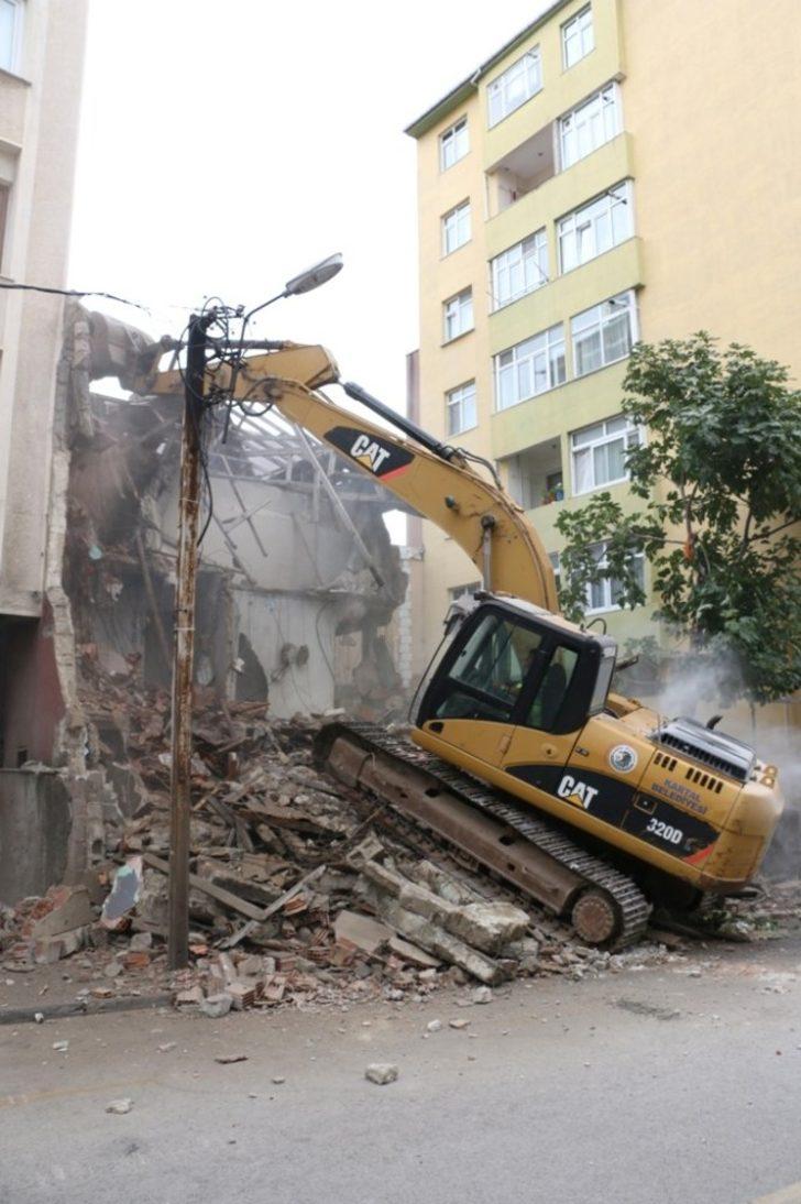 Kartal’da metruk bina yıkıldı G5
