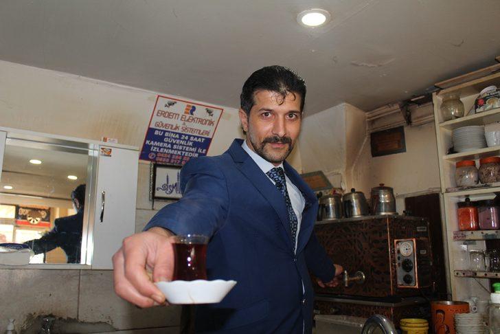 Memur değil, çaycı! 20 yıldır takım elbisesiz işe gelmiyor G1