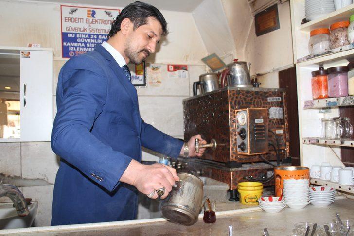 Memur değil, çaycı! 20 yıldır takım elbisesiz işe gelmiyor G2