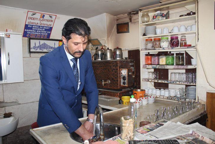 Memur değil, çaycı! 20 yıldır takım elbisesiz işe gelmiyor G3