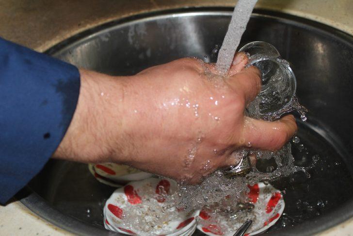 Memur değil, çaycı! 20 yıldır takım elbisesiz işe gelmiyor G4