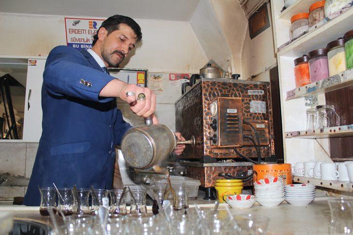 Memur değil, çaycı! 20 yıldır takım elbisesiz işe gelmiyor G5