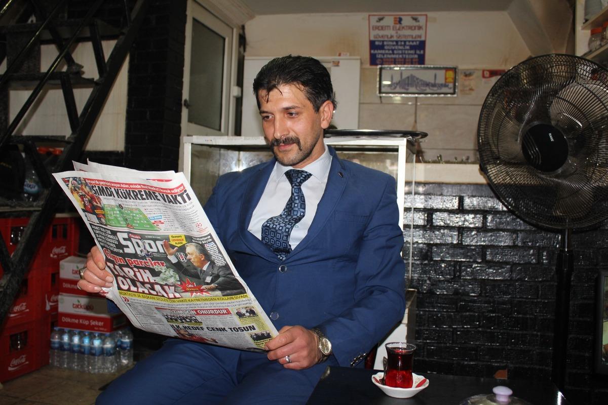 Memur değil, &ccedil;aycı! 20 yıldır takım elbisesiz işe gelmiyor