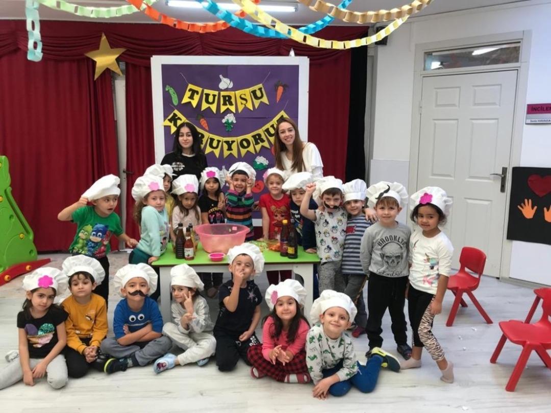 Miniklerin turşu etkinliği renkli g&ouml;r&uuml;nt&uuml;lere sahne oldu