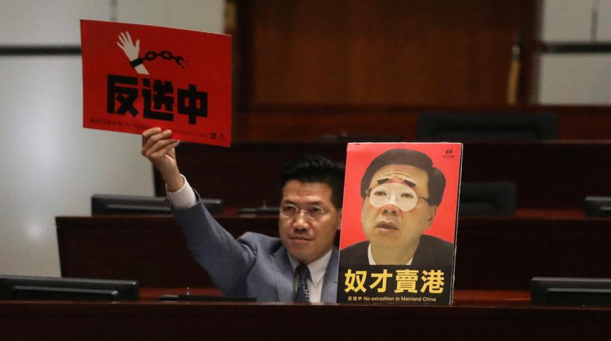 O protestolara yol açan yasa tasarısı geri geçildi