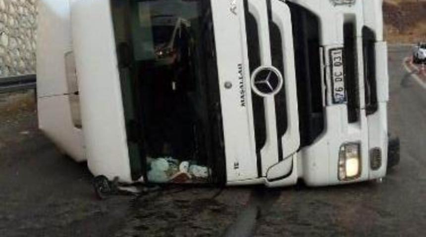 Siirt’te kamyon devrildi: 1 yaralı