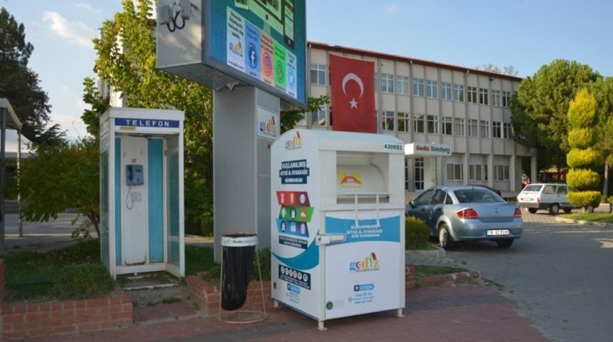 Gediz’de giysi kumbaraları hizmete girdi