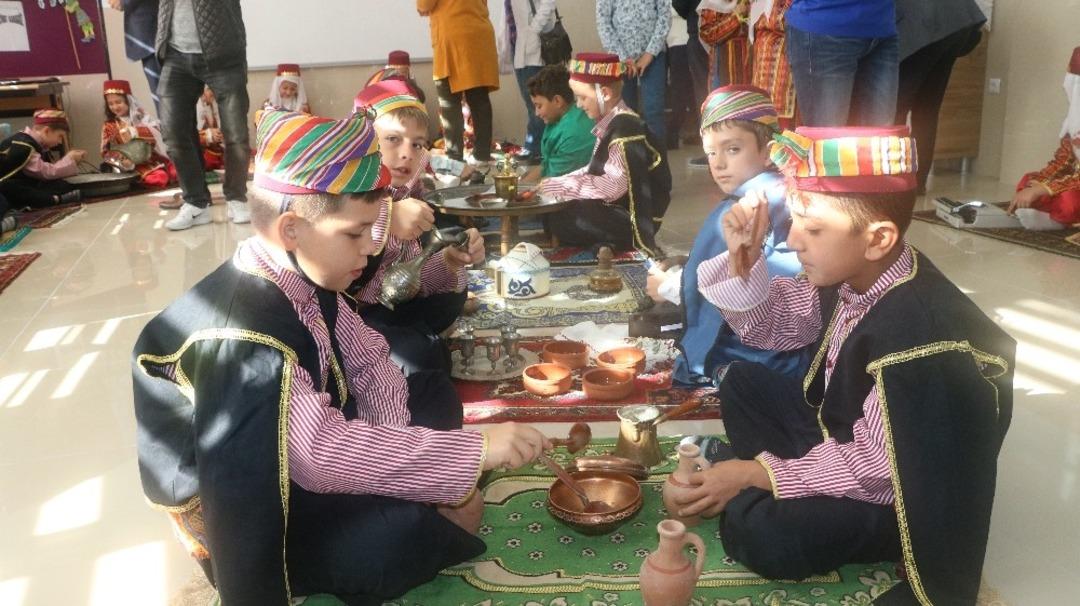 Sosyal Bilgiler dersi k&uuml;lt&uuml;r ş&ouml;lenine d&ouml;n&uuml;şt&uuml;r&uuml;ld&uuml;