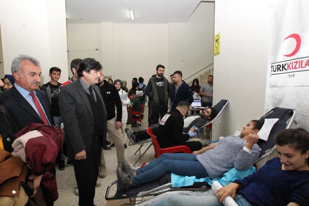 Rekt&ouml;r Yardım&rsquo;dan kan bağışı kampanyasına destek