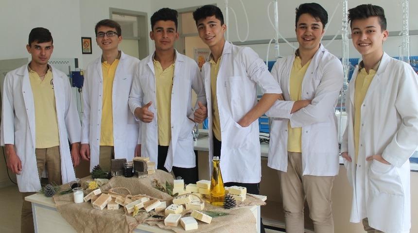 Lise &ouml;ğrencilerinden sağlık i&ccedil;in doğal sabun &uuml;retimi