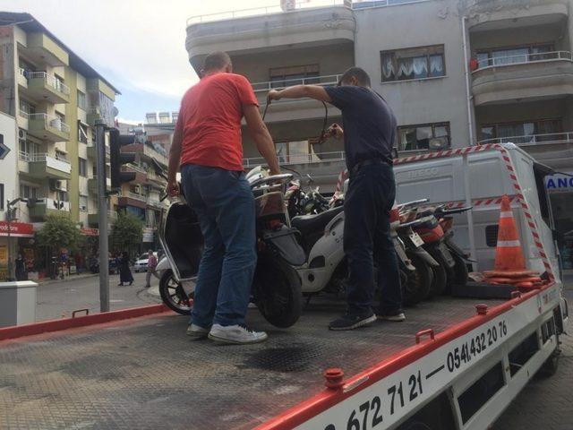 Salihli’de polis motosikletlere göz açtırmıyor