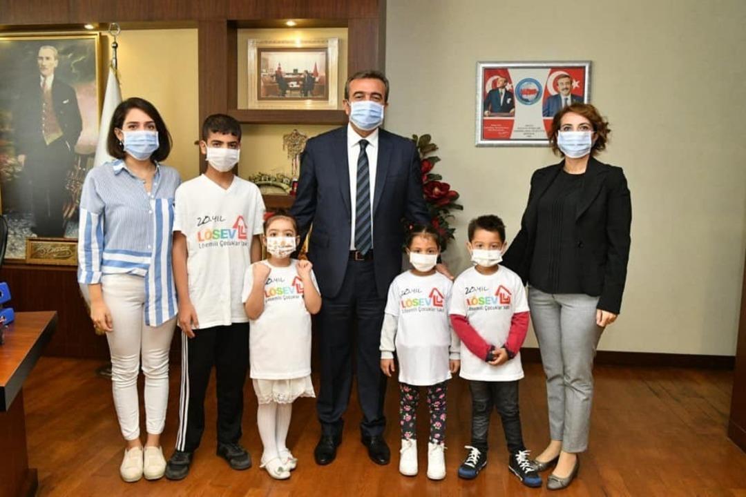 L&ouml;semili &ccedil;ocuklar Başkan &Ccedil;etin ile tanıştı