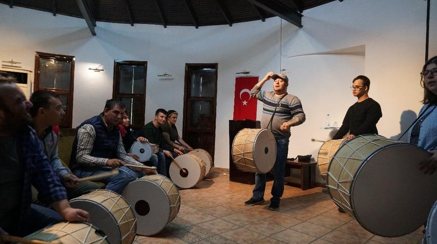 İzmit belediyesi ritim grubu &ccedil;alışmalarını s&uuml;rd&uuml;r&uuml;yor