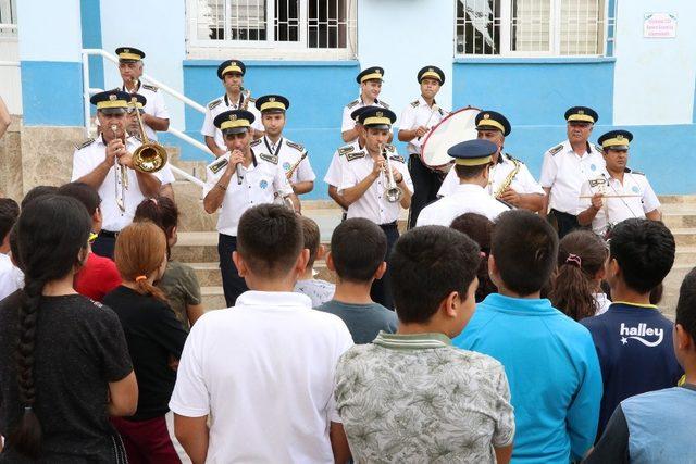 Mersin’de öğrenciler bando ile tanışıyor