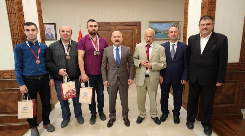 Vali Varol, başarılı g&ouml;rme engelli sporcuları kutladı