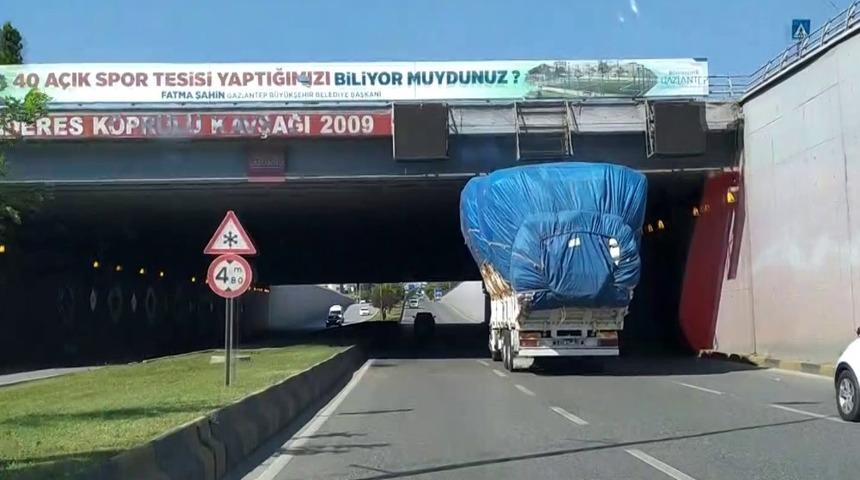 Aşırı y&uuml;kl&uuml; kamyon trafiği tehlikeye soktu