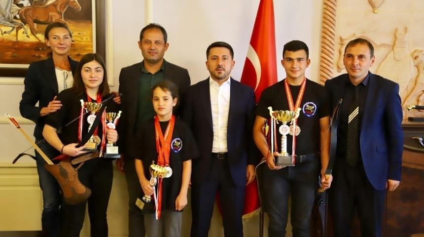 Başkan Arı, atlı okçuluk Türkiye şampiyonasında dereceye giren sporcular ile görüştü