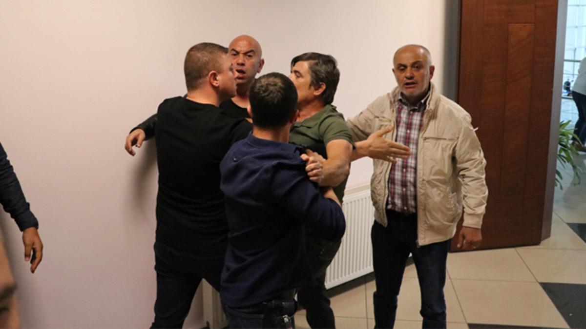 Kul&uuml;b&uuml; silahla bastılar! İnanılmaz olay