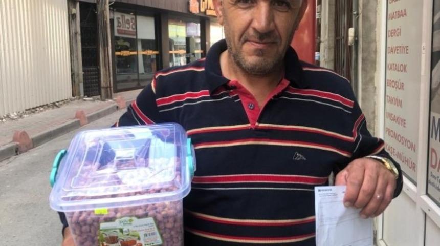 &Ccedil;erez sattı gelirini Mehmet&ccedil;ik&rsquo;e bağışladı