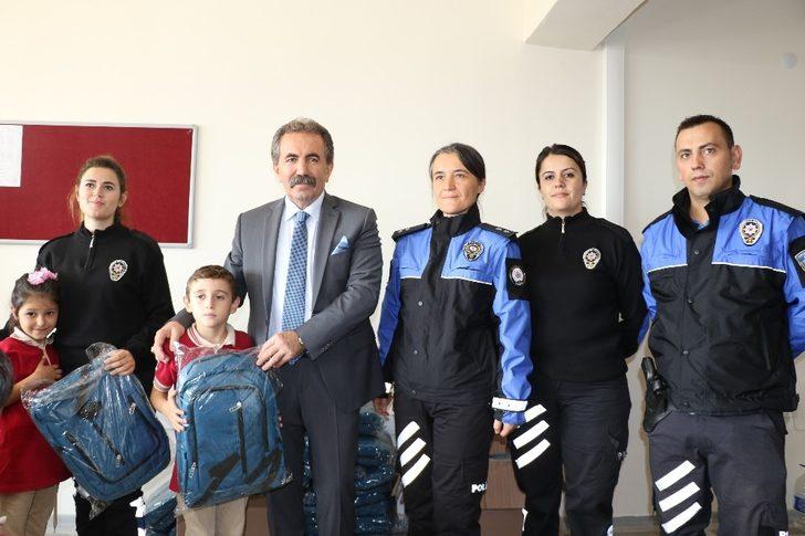 Polislerden çocuklara çanta ve kitap G1