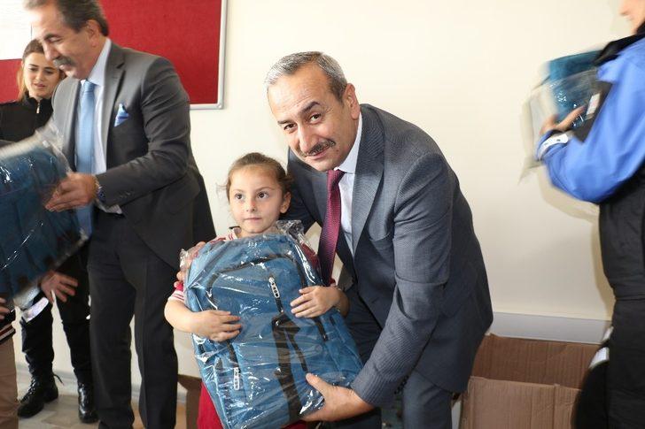 Polislerden çocuklara çanta ve kitap G2