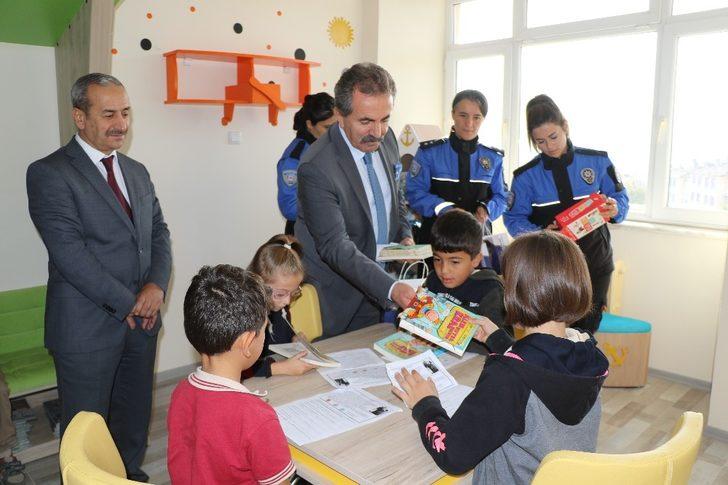Polislerden çocuklara çanta ve kitap G3