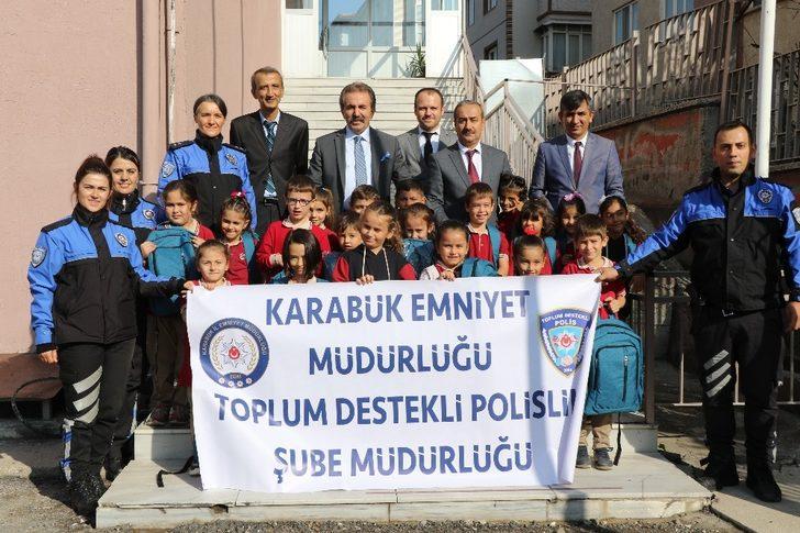 Polislerden çocuklara çanta ve kitap G4
